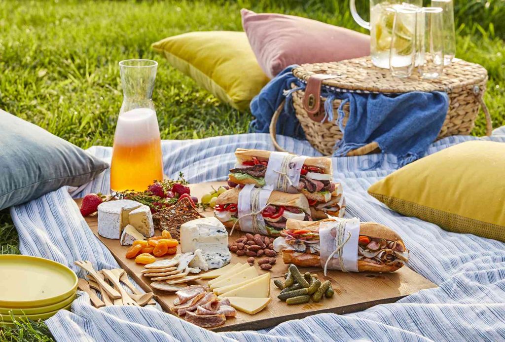 Picnic spots in America will provide you with fresh adventures. You will be able to view and experience the magnificent scenery without rush.