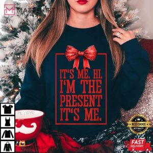 It's Me Hi I'm The Present Xmas Gift T Shirt (1)