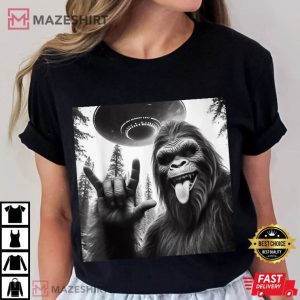 Bigfoot Sasquatch Rock On Selfie With UFO Alien T Shirt (2)
