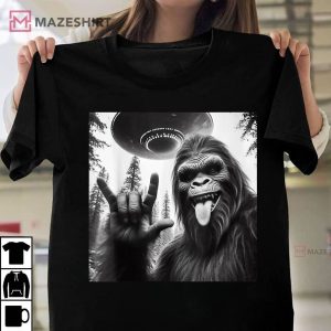 Bigfoot Sasquatch Rock On Selfie With UFO Alien T Shirt (3)