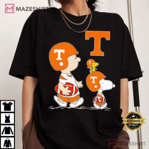 Tennessee Volunteers Football Charlie Brown And Snoopy Walking T Shirt (2)
