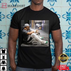 Jalen Hurts Eagles Super Bowl Champions Trophy Cigarette Sitting on Floor T Shirt (4) Mazeshirt