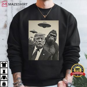 Trump Bigfoot Selfie With UFO Funny Anti Trump T Shirt (2)