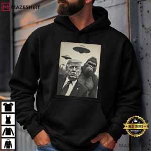 Trump Bigfoot Selfie With UFO Funny Anti Trump T Shirt (3)