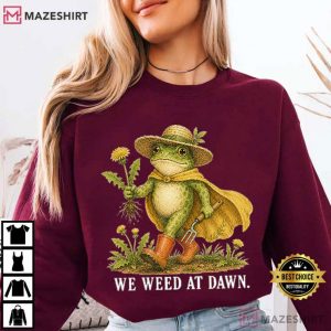 We Weed At Dawn Funny Garden Frog T Shirt (2)